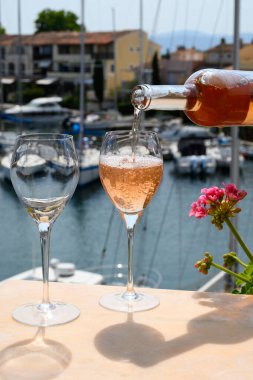 Port Grimaud limanındaki yat limanında soğuk gül Cote de Provence şarabı, Fransa 'nın Provence şehrinde Fransız Rivierası' nda yaz tatili.
