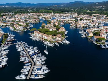 Saint-Tropez Körfezi 'nin mavi suları, tekneler, Port Grimaud ve Cogolin' deki evler, Akdeniz 'deki yatlı köyler, Provence, Fransa' da yaz tatili.