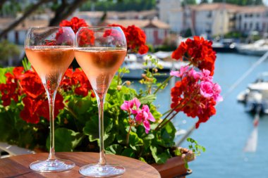 Yaz partisi, Fransız brutunun içilmesi şampanya şampanyası şampanya bardaklarda köpüklü şarap Port Grimaud 'da Saint-Tropez yakınlarında, Fransız Riviera tatili, Var, Fransa