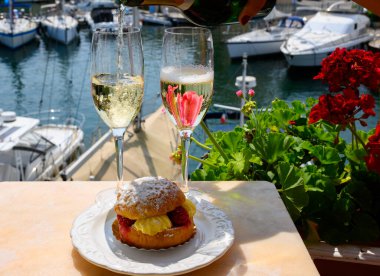 Fransız brüt şampanyası, Tarte Tropezienne pastalı köpüklü şarap, Saint-Tropez yakınlarındaki Port Grimaud limanında bir kulüp partisi, Fransız Riviera tatili, Var, Fransa
