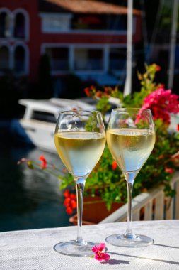 Port Grimaud limanında bir bardak soğuk beyaz şarap. Fransız Riviera 'sında yaz tatili.