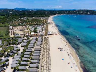 Botlardaki hava manzarası, Saint-Tropez yakınlarındaki efsanevi Pampelonne sahilinin kristal berrak mavi suyu, Fransız Riviera, Var, Fransa 'nın beyaz kumlu plajında yaz tatili