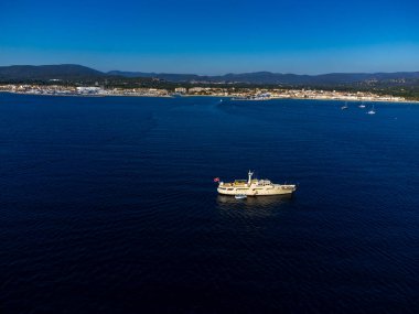 Saint-Tropez Körfezi 'nin mavi suları, yelkenliler, Grimaud Limanı plajları, Port Cogolin evleri, Fransa' nın Provence kentinde yaz tatili