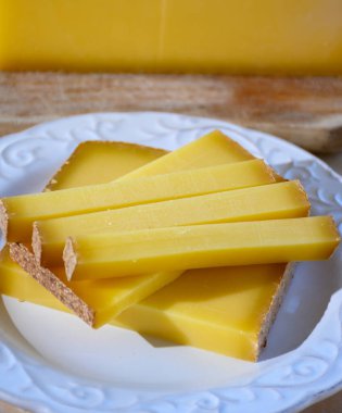 Fransız peyniri kontu, üç çeşit, 1 yıl olgunlaşmış prestij, meyveli meyve aromalı meyve ve Vieille Rezervi yakın plan.