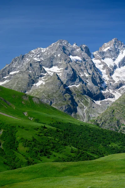 Горы Зеленые Пейзажи Районе Коль Лаутаре Массив Экрин Франция Летом — стоковое фото