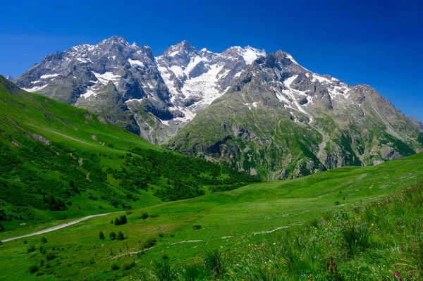 Горы Зеленые Пейзажи Районе Коль Лаутаре Массив Экрин Франция Летом — стоковое фото