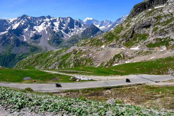 法国上阿尔卑斯山区劳塔雷特至卡利比尔山区和绿色高山草甸之间狭窄的山路 夏季可俯瞰大草原的景色 — 图库照片