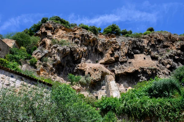 목적지 Var의 코티냑 프로방스 포도원과 절벽으로 둘러싸인 그리고 Troglodytes — 스톡 사진