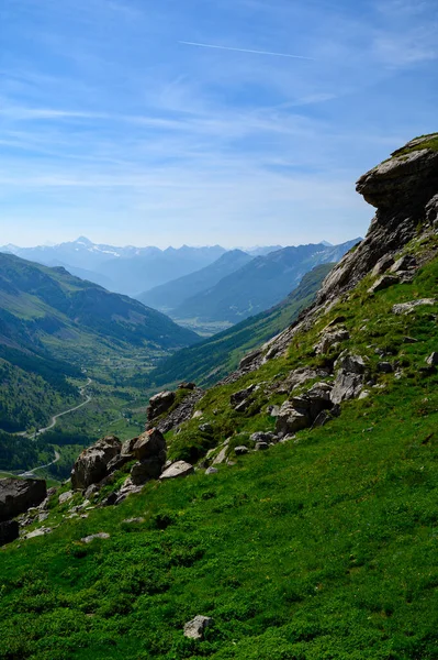 Berge Und Grüne Almwiesen Der Nähe Des Col Lautaret Massif — Stockfoto