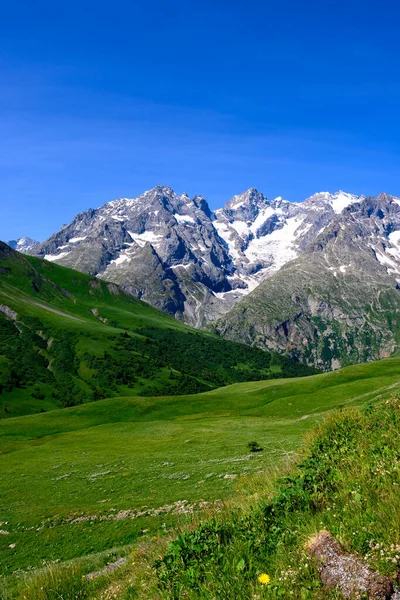 Góry Zielone Alpejskie Łąki Widoki Pobliżu Col Lautaret Massif Des — Zdjęcie stockowe