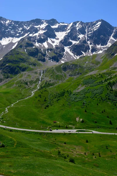 Berge Und Grüne Almwiesen Der Nähe Des Col Lautaret Massif — Stockfoto