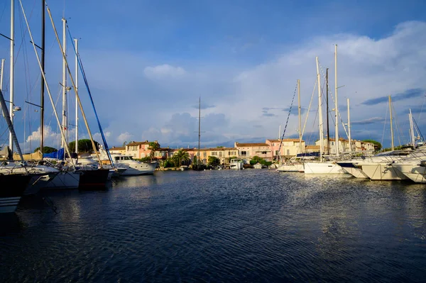 Stora Vita Båtar Och Färgglada Hus Port Grimaud Vid Medelhavet — Stockfoto