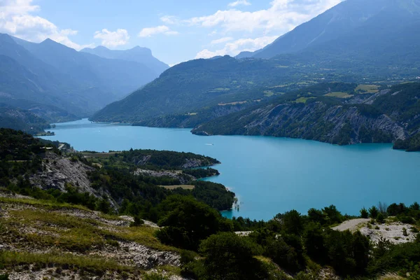 Serre-Poncon 'un mavi gölü üzerindeki hava manzarası, Hautes-Alpes ve Haute-de-Haute Provence departmanları arasındaki rezervuar sınırı, Batı Avrupa' nın en büyük bölümlerinden biri.