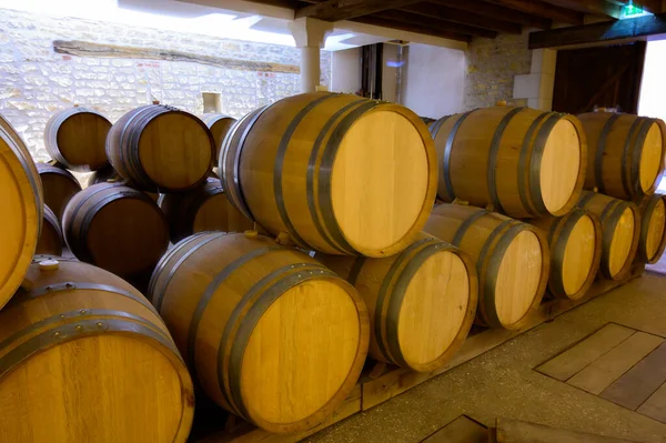 ドメインのセラーでワインツアー ポイリー フィムアペレーション ポイリー シュール ラヴァル ブルゴーニュ フランスに近いポイリー フィュームアペレーションのブドウ畑からの白ワイン — ストック写真
