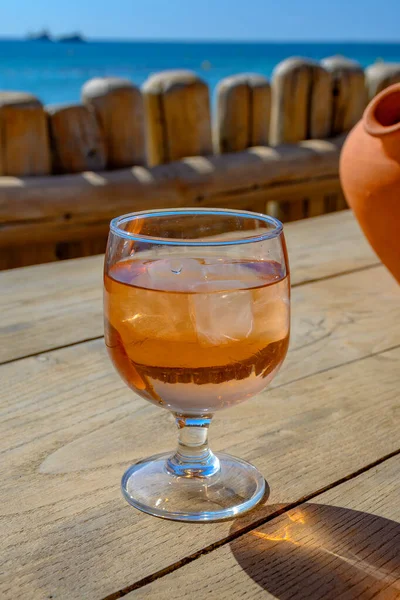 Sommerfest Der Provence Ein Glas Rosenwein Mit Eiswürfeln Auf Der — Stockfoto