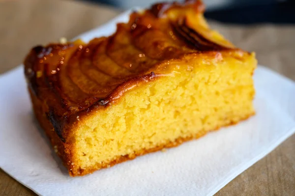 Francuskie Świeże Pieczone Słodkie Ciasto Świeżymi Jabłkami Jagodami Cukierni Zamknij — Zdjęcie stockowe