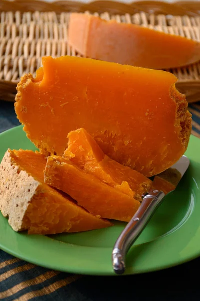 土生土长的法国老年奶酪薄荷糖片 在里尔生产 用特殊的奶酪密闭制成灰白色的卷曲 — 图库照片
