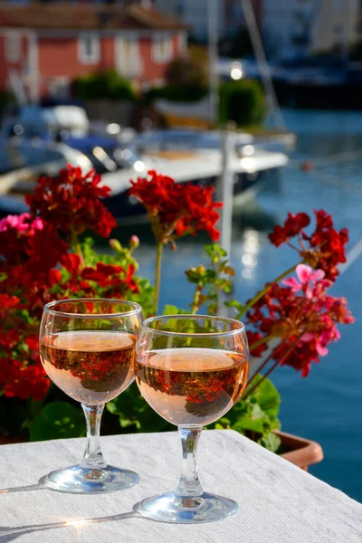 Port Grimaud limanında yat limanında soğuk gül Cote de Provence şarabı, Fransa 'nın Provence şehrinde Fransız Rivierası' nda yaz tatili.