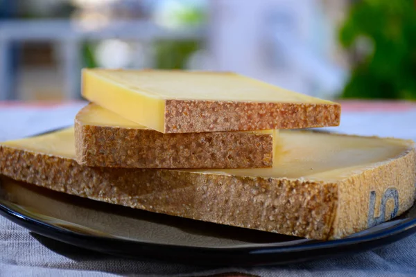 Fransız peyniri kontu, üç çeşit, 1 yıl olgunlaşmış prestij, meyveli meyve aromalı meyve ve Vieille Rezervi yakın plan.