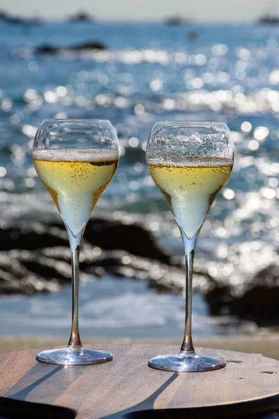 Zomer Provence Twee Glazen Koude Champagne Sprankelende Wijn Zandstrand Buurt — Stockfoto