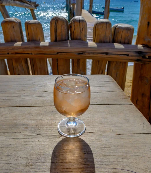在普罗旺斯举行的夏季派对上 阳光明媚的一天 法国瓦尔省圣特罗维茨附近的庞佩隆沙滩上 有一杯玫瑰酒 上面有冰块 — 图库照片