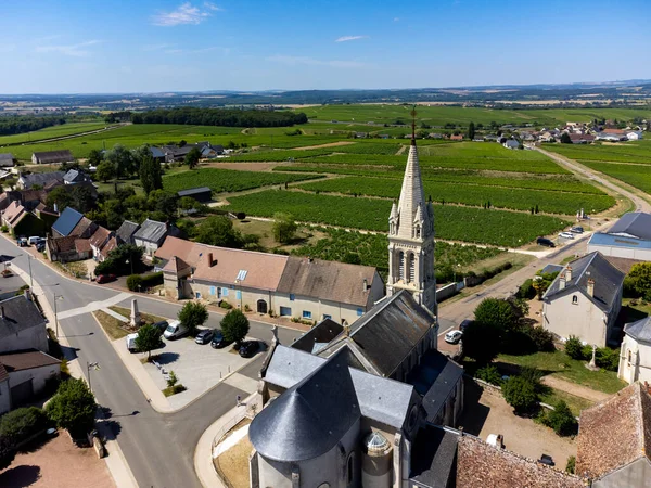 法国中部卢瓦尔河流域Pouilly Fume葡萄酒区葡萄园环绕的Saint Andelain山顶村庄的空中景观 — 图库照片