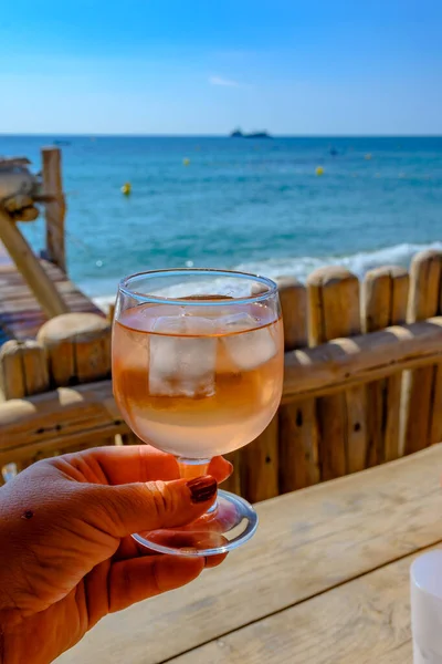 Sommerfest Der Provence Ein Glas Rosenwein Mit Eiswürfeln Auf Der — Stockfoto