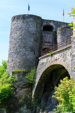 Ortaçağ Bouillon 'unda Lüksemburg' un Wallonie, Belçika bölgesindeki kayalıklarda müstahkem kalesiyle yürüyorum.