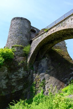 Ortaçağ Bouillon 'unda Lüksemburg' un Wallonie, Belçika bölgesindeki kayalıklarda müstahkem kalesiyle yürüyorum.