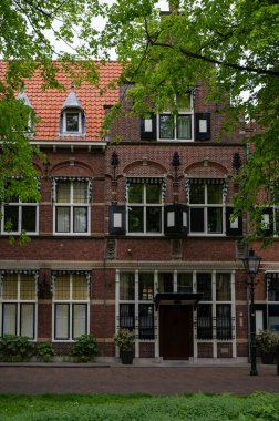 Eski Hollanda kasabası Zierikzee 'de eski küçük evleri ve dar sokakları olan Zeeland, Hollanda