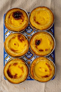 Portekiz 'in geleneksel tatlı tatlısı Pastel de nata yumurtalı kremalı tart pastası.