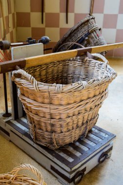 Grand Cru Köyü Oger, Champagne, Fransa 'da şarap ve noir üzümlerinden şampanya yapmak için kullanılan eski malzemeler.