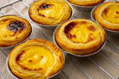 Portekiz 'in geleneksel tatlı tatlısı Pastel de nata yumurtalı kremalı tart pastası.