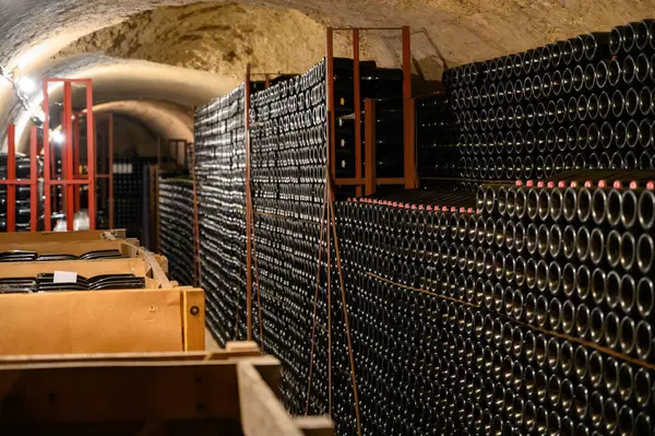 Прогулки Глубоких Подземных Пещерах Бутылками Деревянных Стойках Традиционное Изготовление Шампанского — стоковое фото