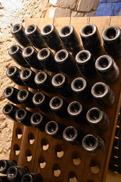 Spaziergang Tiefen Unterirdischen Höhlen Mit Flaschen Auf Holzgestellen Traditionelle Herstellung — Stockfoto