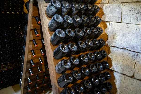 木製のラックにボトルで深い地下洞窟を歩く シャルドネからシャンパン輝くワインとEpernayのピノ ノワールのブドウの伝統的な製造 シャンパン フランス — ストック写真