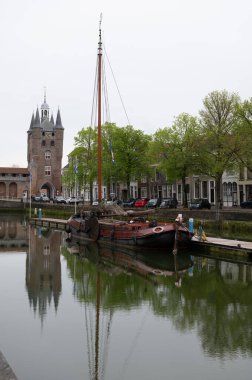 Eski Hollanda kasabası Zierikzee 'de eski küçük evleri ve dar sokakları olan Zeeland, Hollanda