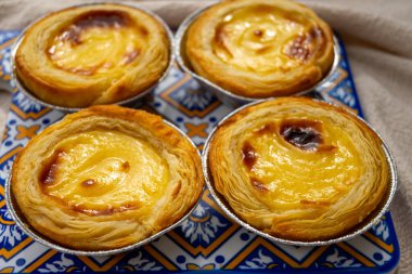 Portekiz 'in geleneksel tatlı tatlısı Pastel de nata yumurtalı kremalı tart pastası.