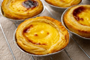 Portekiz 'in geleneksel tatlı tatlısı Pastel de nata yumurtalı kremalı tart pastası.