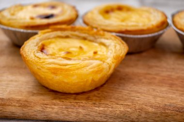 Portekiz 'in geleneksel tatlı tatlısı Pastel de nata yumurtalı kremalı tart pastası.