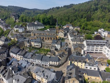 Belçika 'nın Wallonie ilindeki eski güçlendirilmiş şatosu ile ortaçağ kasabası Bouillon' da hava manzarası