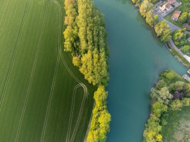 Hautvillers, Cumieres ve Marne River Valley, Champange, Fransa yakınlarındaki yeşil başbakanın panoramik hava manzaralı cru şampanya bağları ve tarlaları