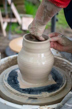 Hollanda 'da atölye çalışması sırasında çömlekçi çarkında çamur tenceresi yapmak
