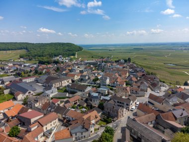 Yeşil büyük cru şampanya bağlarının panoramik hava manzarası ve Cramant köyünün evleri, Cotes des Blancs, Champange, Fransa