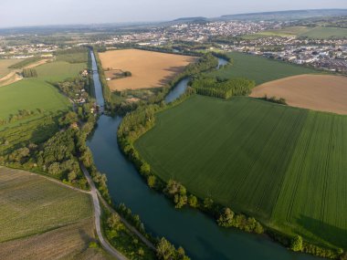 Hautvillers, Cumieres ve Marne River Valley, Champange, Fransa yakınlarındaki yeşil başbakanın panoramik hava manzaralı cru şampanya bağları ve tarlaları