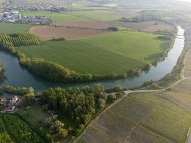 Hautvillers, Cumieres ve Marne River Valley, Champange, Fransa yakınlarındaki yeşil başbakanın panoramik hava manzaralı cru şampanya bağları ve tarlaları