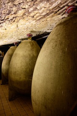 Mayalama işlemi için beton yumurtalar. Yeraltı mağaralarını ziyaret, Cote des Bar, Aube, Fransa 'nın güneyinde geleneksel şampanya üretimi.