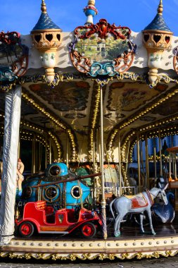 Güneşli bir günde şehir parkında renkli eski Fransız arabası, Troys, Champagne, France