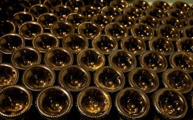 Bir sürü şampanya köpüklü şarap. Yeraltı mağaralarının ziyareti, Cote des Bar, Aube, Fransa 'nın güneyinde geleneksel şampanya yapımı.