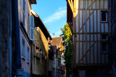 Troyes 'in ortaçağ merkezi. Yarı keresteli evleri ve dar sokakları olan eski şehir. Şampanya, Fransa, turizm beldesi.